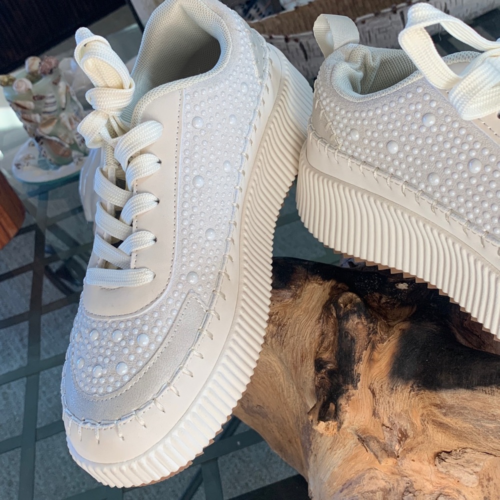 NEW Nicole Miller BRITA Pearl Cream Sneakers Size 7